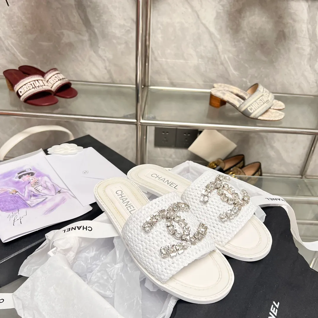 👟👟Ex-factory price 480👟👟 CHANEL woven handmade slippers are currently the most difficult slippers to make. They are all handmade. The diamonds are artificially put on one by one. Imported pure natural dense weaving! Super heavy duty! The quality is much better than the ones on the market, so it is not easily deformed and has a certain degree of flexibility to the touch, not that hard! It doesn’t feel stuffy when you wear it, and the breathability effect is really good! Size: 35-40. Genuine leather outsole. This product is relatively rare. Don’t hesitate to get it. I don’t know how many months it will last. Maybe it will be gone all of a sudden. This kind of shoes can’t be made for long. It’s too troublesome.